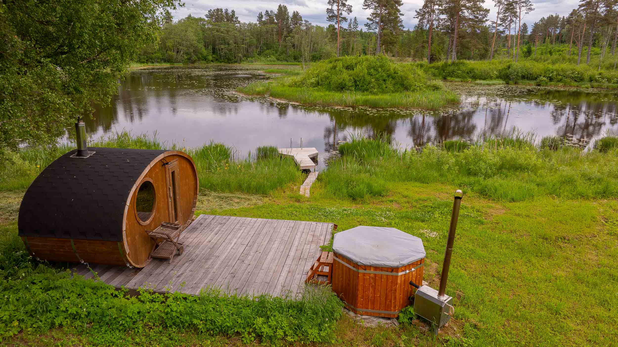 Paganamaa Puhkemaja tünnisaun järve kaldal